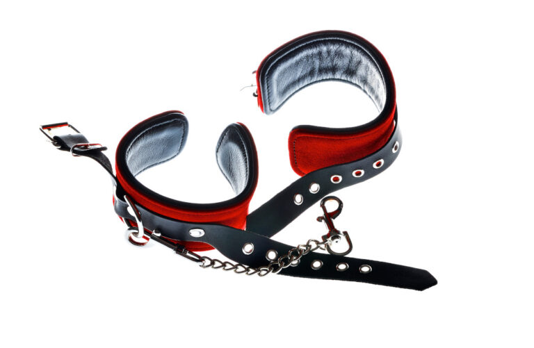 BDSM dla początkujących. Sprawdź, czym są relacje BDSM oraz poznaj wskazówki dotyczące akcesoriów i praktyk bdsm