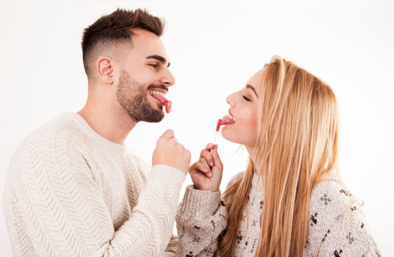 Jak flirtować? Poznaj techniki flirtu, które skutecznie zapewnią ci randkę! jak flirtować