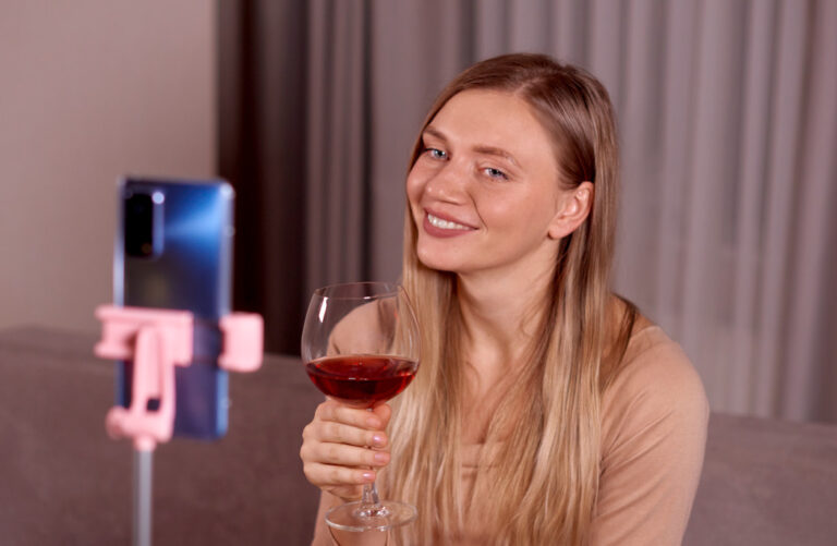 Sexting – na czym polega przesyłanie nagich i erotycznych zdjęć? sexting