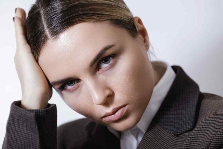 Androgynia – co oznacza to pojęcie i z jakimi cechami się wiąże? Dowiedz się wszystkiego o osobach androgynicznych androgynia