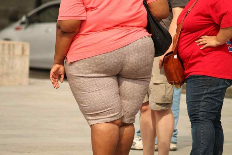 Hogging, pigging – okrutna forma przemocy seksualnej. Sprawdź, co oznacza ten „trend” i kto pada jego ofiarą. hogging pigging