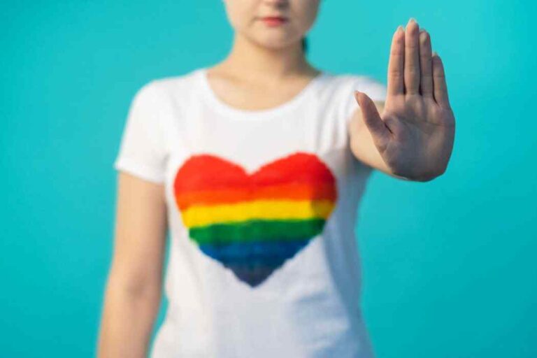 Homofobia – nienawiść, która niszczy życia. Sprawdź, czym jest homofobia i jakie są sposoby jej zapobiegania homofobia