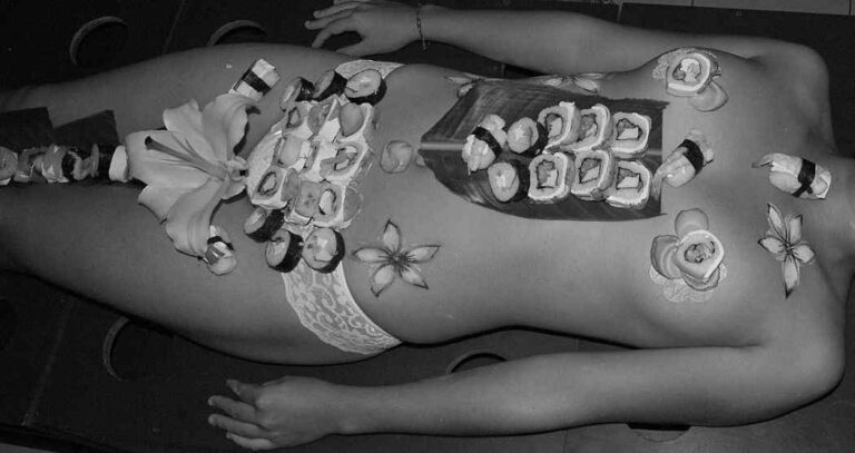 Nyotaimori – prezentacja posiłku na kobiecym ciele. Czy może sprawiać przyjemność? Nyotaimori