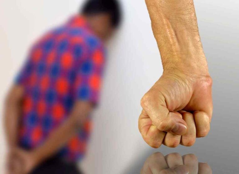 Raptofilia – jedna z niebezpiecznych parafilii polegająca na przyjemności czerpanej z gwałtu raptofilia