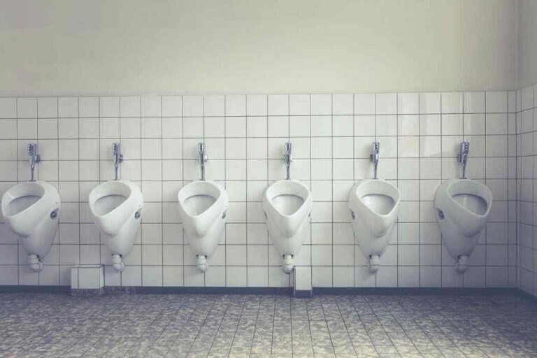 Urofilia – fetysz związany z moczem. Czy czerpanie satysfakcji z pissingu wymaga leczenia? urofilia