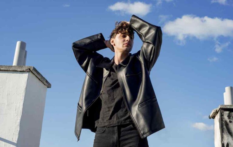 Znane osoby niebinarne – nie tylko Emma Corrin, czy Demi Lovato! Przekonaj się, czym jest niebinarność i który celebryta dokonał coming outu jako osoba niebinarna znane osoby niebinarne